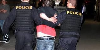 Bitka jako z akčního filmu. Opilec všechny napadal a vyhrožoval jim smrtí