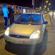 Auto bylo nelegálně na silnici a spolujezdec v celé republice