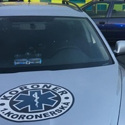 Žena pád z osmého patra nemohla přežít