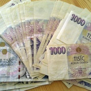 Nechal otevřené auto, v něm 50 000 korun, eura a platební karty