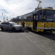 Střet automobilu s tramvají komplikoval dopravu na Gerské