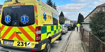 Muž vystoupil z auta přímo před projíždějící vozidlo