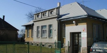 Rozflákal okno u autobusové zastávky. Policisté mu naměřili 4,15 promile.