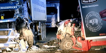 Vážná nehoda zcela uzavřela hlavní tah na Žatec, přistával zde i vrtulník LZS