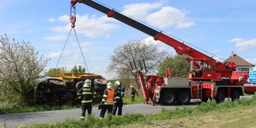 U Líšné havarovala cisterna, do půdy uniklo dusíkaté hnojivo