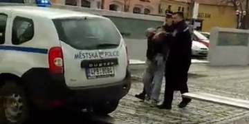 Napadal úředníky, demoloval vybavení a pak se ještě popral se strážníky