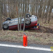 Auto skončilo na střeše mezi stromy