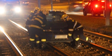 Auto v kolejích zablokovalo provoz tramvají