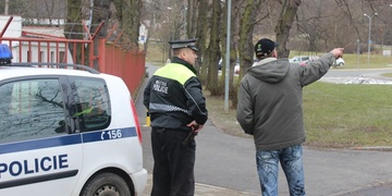 SKUTEČNÉ HRDINSTVÍ:  Recidivista brutálně přepadl ženu přímo před její malou dceruškou