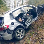 Auto vyletělo z dálnice a skončilo několik desítek metrů od ní