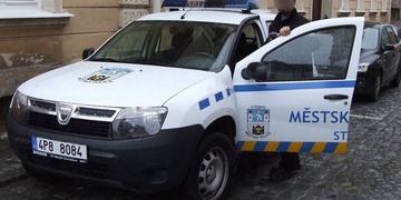 Policisté stíhají strážníka za údajné zbití bezdomovce