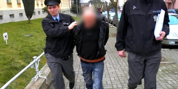 Manželku a její přátele napadl kameny