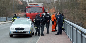 Domnělý sebevrah vytáhl na most záchranné složky z půlky Plzně