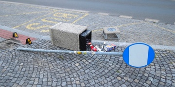 S téměř třemi promile projel autobusovou zastávkou