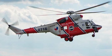 Mladému muži šnekový dopravník rozdrtil nohu, na místo musel vrtulník LZS