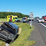 Po střetu jedno auto skončilo mimo silnici