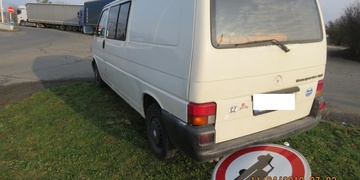 Místo u pumpy našel dodávku nabouranou z obou stran