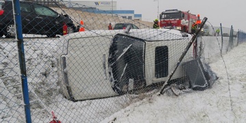 Po střetu jedno z aut skončilo v plotu