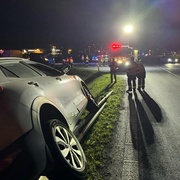 Auto po střetu zůstalo viset na svodidlech
