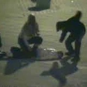 Mnohonásobný recidivista se pokusil ukopat muže a pak zaútočil i na obvodní oddělení policie