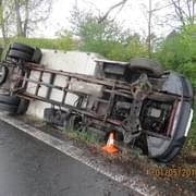 Řidič s nákladním vozidlem nezvládl řízení