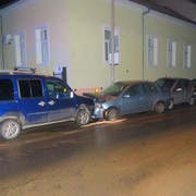 Řidič shrnul řadu zaparkovaných vozů