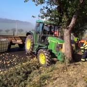 Havárie traktoru do stromu