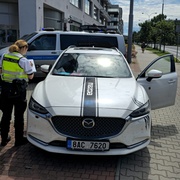 Seniora jdoucího na zastávku tramvaje srazilo auto přímo na přechodu