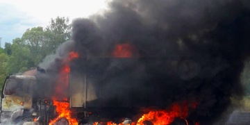 Shořel náklaďák i část pole