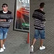 Pachatel se ve vlaku ukájel před ženou