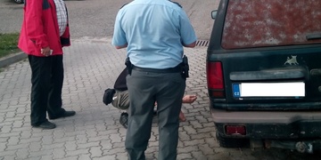 Pomozte pátrat: Neznámý šílenec propíchal gumy minimálně dvěma desítkám aut