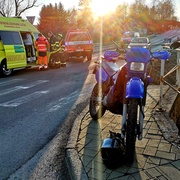 Při střetu s autem byl zraněn mladý motorkář