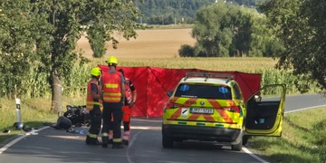 Motorkář po nárazu do stromu zemřel