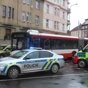 Muže s téměř čtyřmi promile museli z autobusu dostat záchranáři