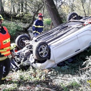 Převrácené auto skončilo na střeše na břehu potoka