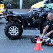 Zfetovaný ujížděl před policií na čtyřkolce, naboural služební vůz a pak ještě chtěl utéct