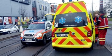 Aktivní tramvaják naboural vozidlo záchranářů