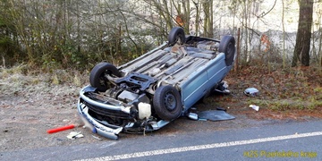 Osmnáctiletý řidič narazil do multikáry a převrátil se