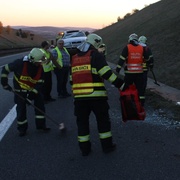 Na dálnici havarovalo a následně se převrátilo auto