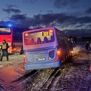 Řidič autobusu nezvládl řízení na zasněžené vozovce a havaroval