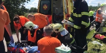 Tři muži spadli ze střech