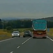 Silniční pirát ohrozil protijedoucí auta