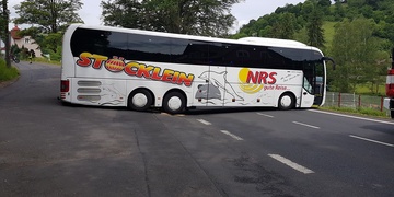 Nehoda autobusu uzavřela hlavní tah na Karlovy Vary