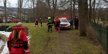 Muž se rozhodl svůj život ukončit skokem do rybníka