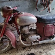 Zloděj odcizil dva historické motocykly