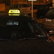 V Plzni měli s nožem přepadnout a okrást taxikáře