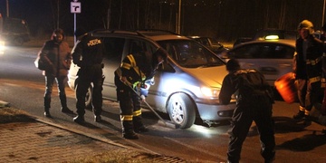 Mladíci z havarovaného vozu před strážníky uprchli do lesa