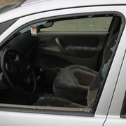 Další vykradené auto, nyní pod mostem Generála Pattona