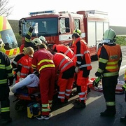 Nehoda kamionu uzavřela silnici na Domažlice, přistává zde vrtulník LZS
