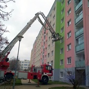 K muži museli hasiči pomocí plošiny